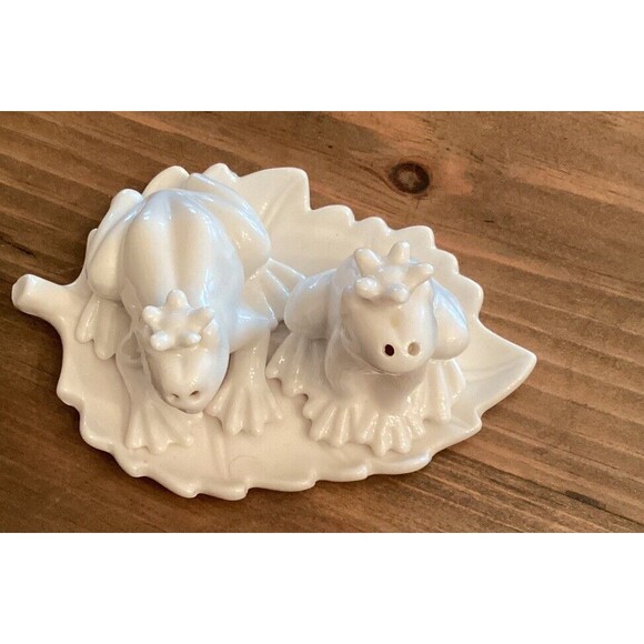 FROGS ON A LILY PAD WHITE CERAMIC SALT AND PEPPER SHAKERS - Picture 2 of 5